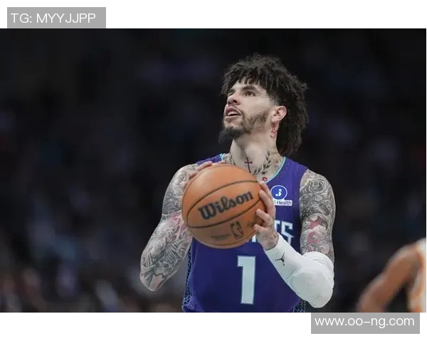 拉梅洛鲍尔表现平平19投6中三分球命中率低迷仍砍下20分5篮板8助攻