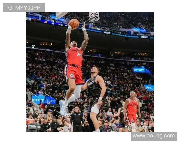 布克称赞马威为防守核心称其场上沟通与快速奔跑至关重要